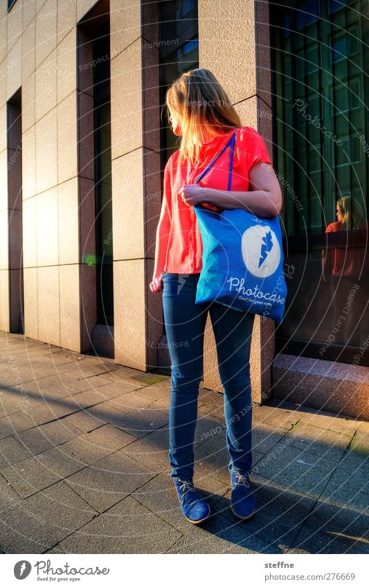 The model Lifestyle Shopping Elegant Style Design Duesseldorf Downtown High-rise Hip & trendy Merchandise photocase surreptitious advertising Bag Catwalk Model