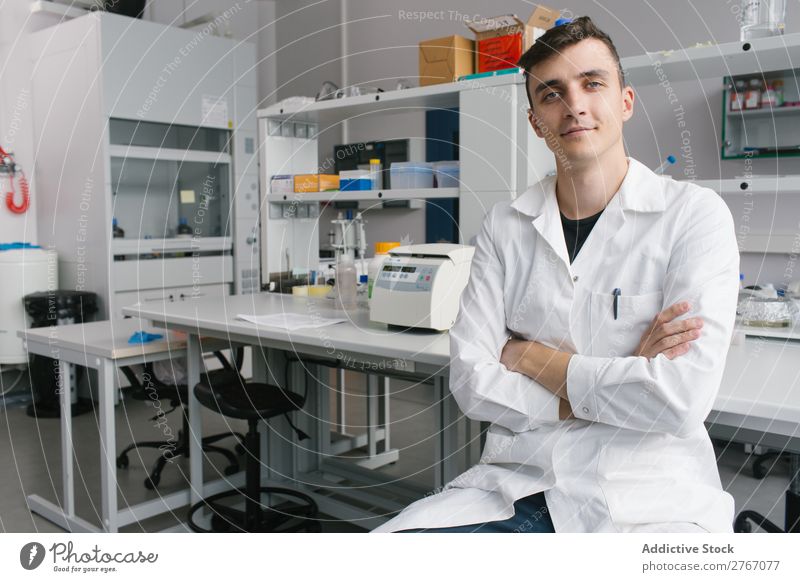 Young man in lab Laboratory Work and employment Science & Research Man Human being arms crossed Looking into the camera Scientist Medication Chemistry