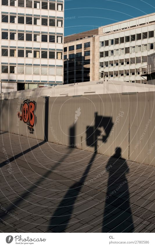 berlin avenue Construction site Human being Masculine 1 Cloudless sky Beautiful weather Duesseldorf Town Downtown House (Residential Structure) High-rise Places