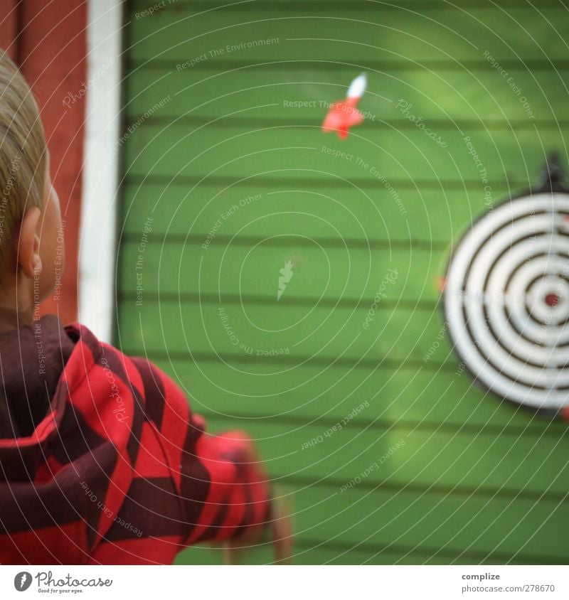 FLIGHT PHASE Leisure and hobbies Playing Darts Vacation & Travel Summer Sporting event Success Boy (child) Body Face 3 - 8 years Child Infancy Throw Accuracy