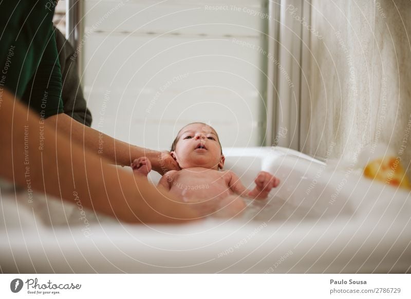 Newborn taking bath Bathtub Child Baby Toddler Mother Adults 1 Human being 0 - 12 months Swimming & Bathing To enjoy Love Beautiful Joy Happiness Safety