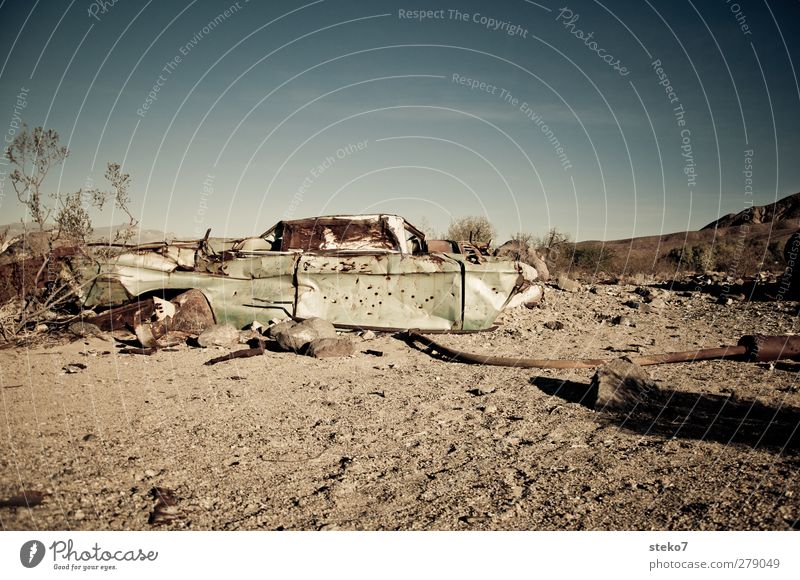 desert wreck II Cloudless sky Warmth Desert Car Blue Green Apocalyptic sentiment Environmental pollution Decline Wrecked car Scrap metal Gravel Rust USA