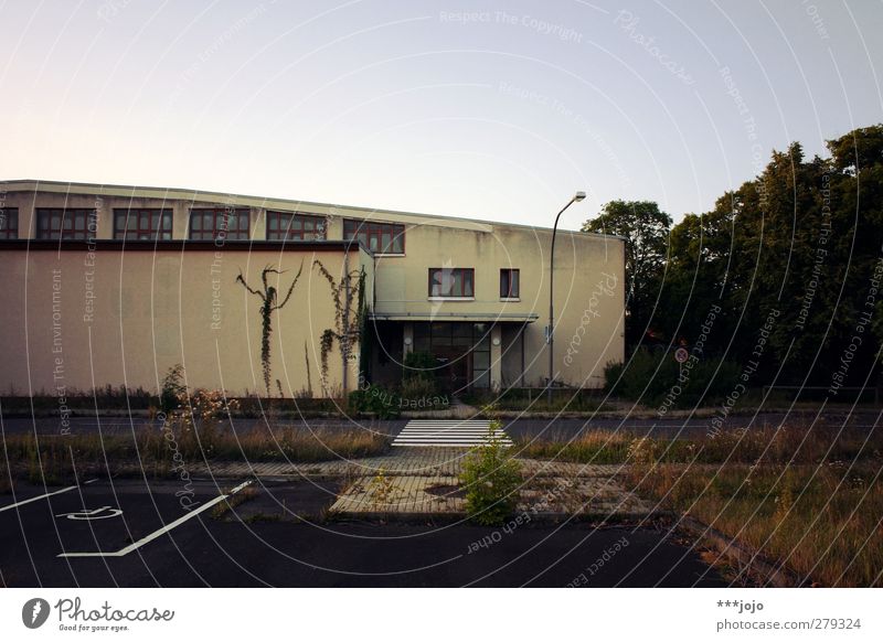 leave iii. Manmade structures Building Architecture Decline Empty Vacancy Footpath Facade Concrete Concrete wall Sixties Gymnasium Modern architecture