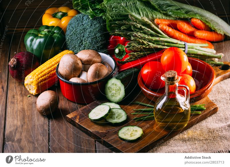 Vegetables and utensils on kitchen table Fresh Vitamin flat lay Oil composition corn Onion Ingredients Knives Pepper Bird's-eye view Food Cucumber Diet Linen