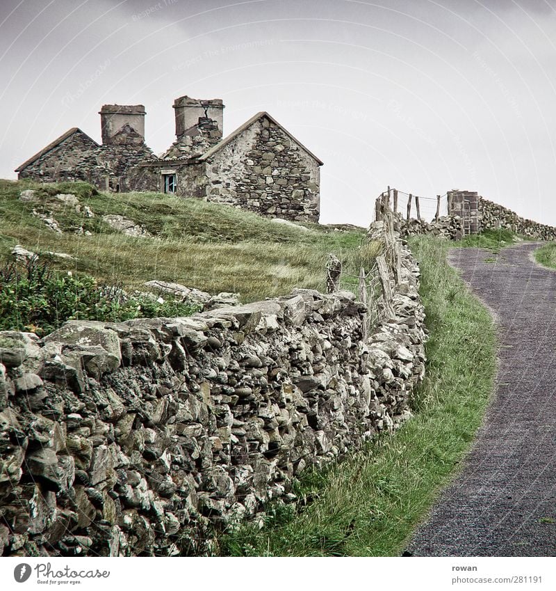 Irish way Grass Village Deserted House (Residential Structure) Detached house Ruin Manmade structures Building Wall (barrier) Wall (building) Facade Street