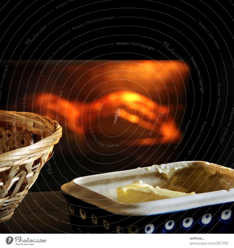 Breakfast! Ceramic butter dish and bread basket, behind it freshly baked croissants in the oven. Butter butter can Bread basket Roll bake on Croissant Nutrition