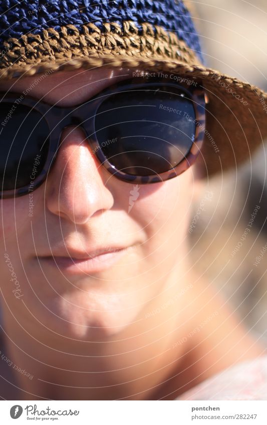 Woman with sun hat and sunglasses looks satisfied and relaxed. tourist Young woman Youth (Young adults) Adults Head 1 Human being 18 - 30 years 30 - 45 years