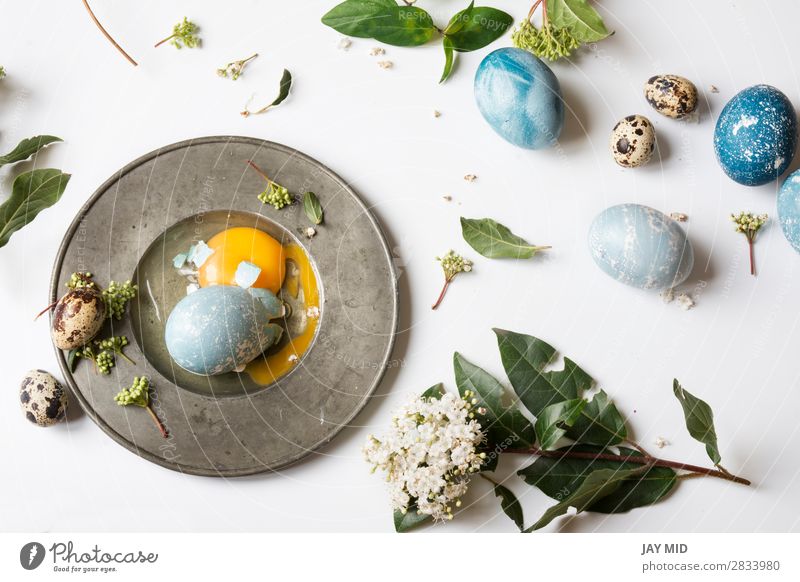 Easter place setting menu with broken egg, dyed blue Dinner Plate Joy Decoration Restaurant Feasts & Celebrations Craft (trade) Flower Leaf Metal Funny Above