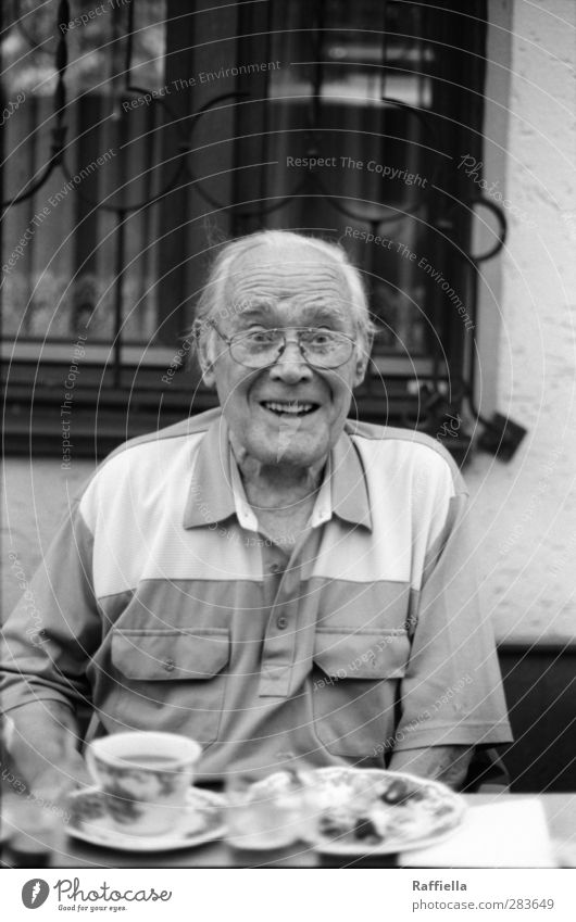 summer days Masculine Male senior Man Face Nose Mouth 1 Human being 60 years and older Senior citizen T-shirt Shirt Eyeglasses White-haired Eating Laughter