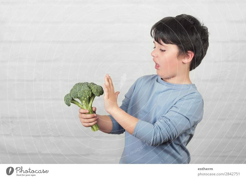 Child do not like to broccoli Food Vegetable Nutrition Eating Vegetarian diet Diet Lifestyle Healthy Eating Overweight Human being Masculine Infancy 1