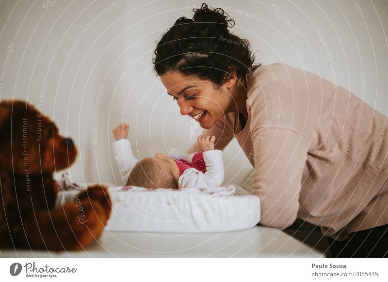 Mother smiling at baby Lifestyle Human being Feminine Child Baby Adults 2 0 - 12 months 18 - 30 years Youth (Young adults) Observe Touch Communicate Smiling