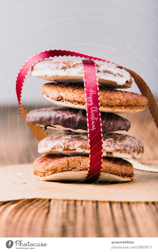 A few gingerbread cookies wrapped in red ribbon Happy Christmas Dessert Nutrition Eating Diet Table String To enjoy Delicious Brown Baking Bakery biscuit