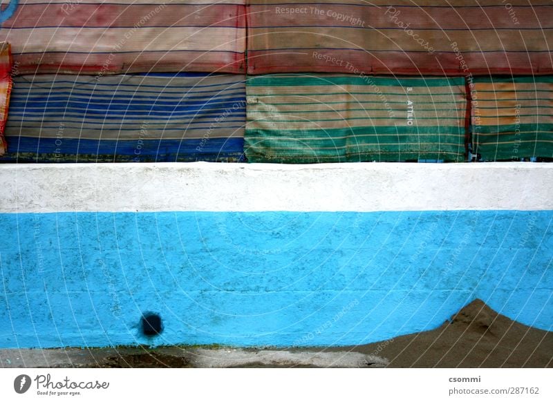 el muro Wall (barrier) Wall (building) Facade Stone Sand Stripe Dirty Dark Sharp-edged Sack Cloth Multicoloured Blue Drainage Hollow Fence Shielded Varnish