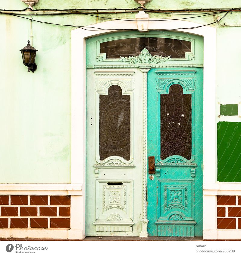 entrance Town House (Residential Structure) Manmade structures Building Architecture Wall (barrier) Wall (building) Facade Door Green Red Portugal South