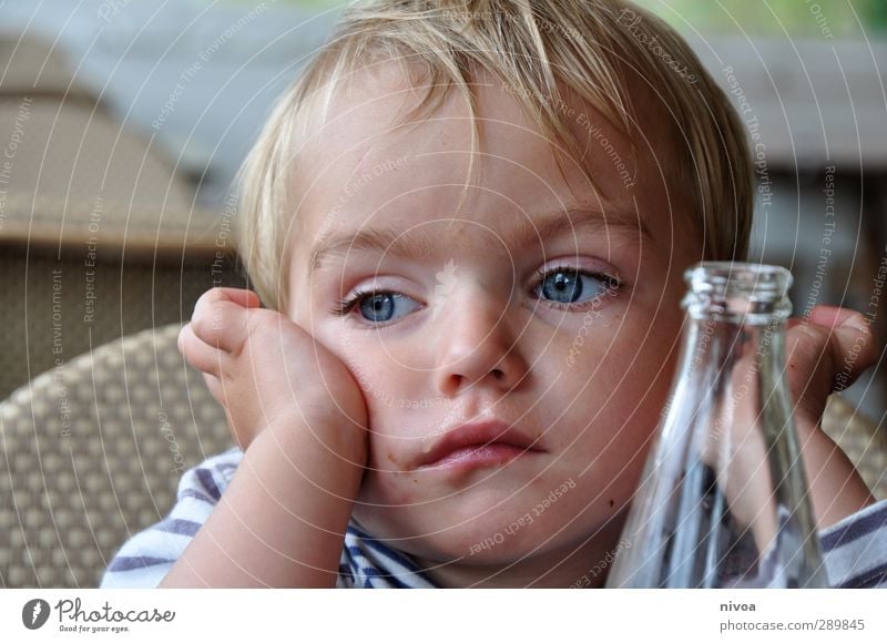 preoccupied child Eating Lunch Beverage Drinking water Lemonade bottle Summer Masculine Toddler Boy (child) Skin Head Hair and hairstyles 1 Human being