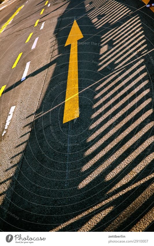 Arrow up Turn off Asphalt Corner Lane markings Signage Clue Line Signs and labeling Navigation Orientation Direction Street Recommendation Lanes & trails