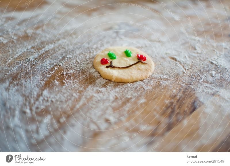 fortune cookie Food Dessert Cookie Nutrition Flour Smiley Surface Wood Smiling Laughter Friendliness Happiness Happy Green Red Facial expression Face