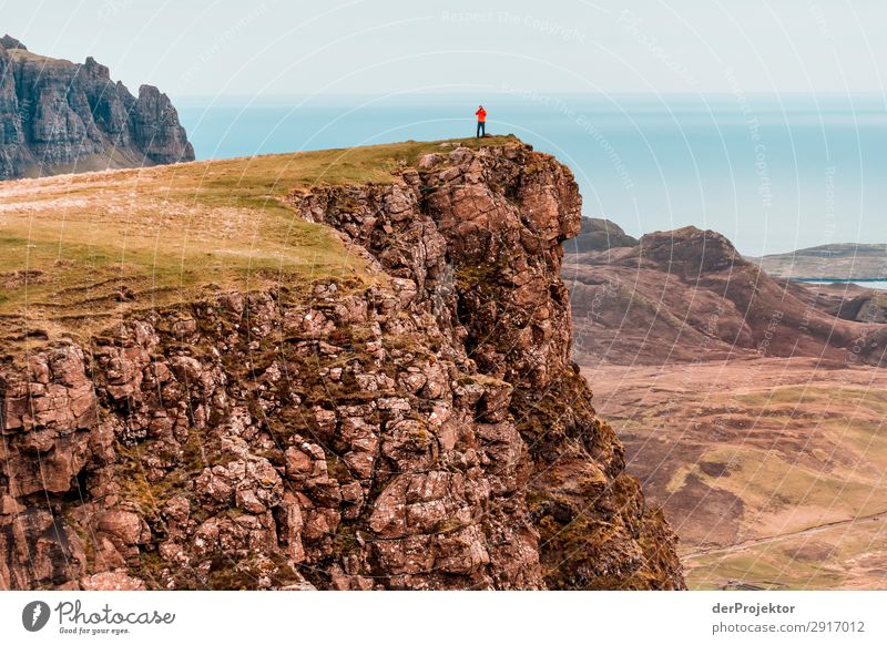 A photographer takes pictures of the view on Isle of Skye IV Nature Environment Hiking Vacation & Travel Mountain Sea coast hike hiking trail Quiraing