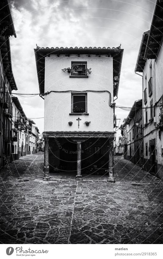 watershed Small Town Old town Deserted House (Residential Structure) Places Building Architecture Wall (barrier) Wall (building) Facade Window Door Roof