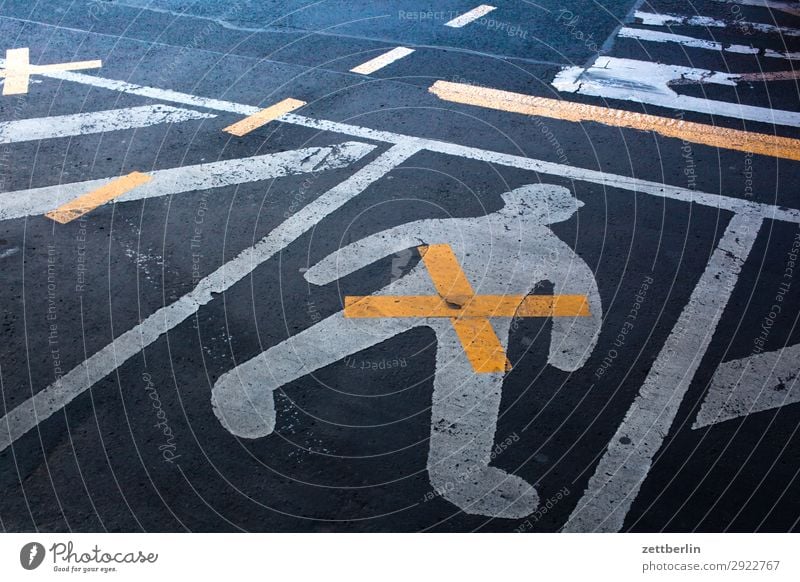 Man on asphalt Turn off Asphalt Corner Lane markings gender gap Genitalia Gender Curve Line Signs and labeling Human being Navigation Orientation Direction