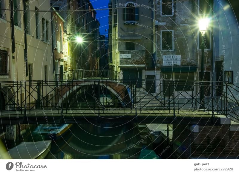 Canälsche* in the evening Venice Port City Old town House (Residential Structure) Bridge Building Facade Traffic infrastructure Lantern Street lighting Waterway