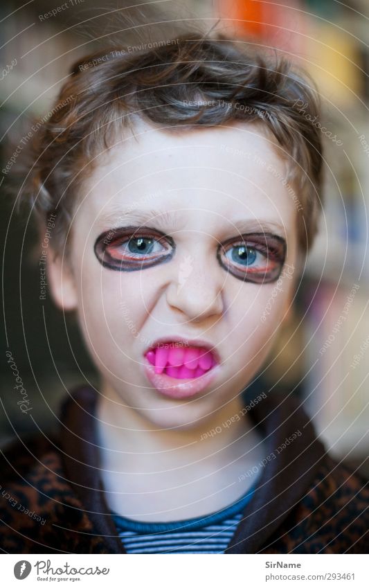 215 [Halloween vampire] Make-up Children's game Night life Hallowe'en Boy (child) Infancy Human being 3 - 8 years Youth culture Subculture vampire teeth Vampire