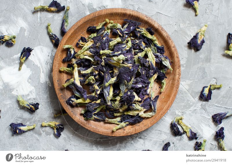 Dried blue butterfly pea flowers Vegetarian diet Tea Plate Bowl Flower Wood Natural Blue blue matcha dried flowers antioxidant Rustic food healthy Organic Trend