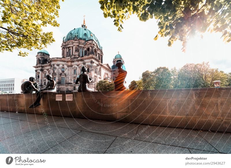 Sculptures on the Spree in Berlin: Three girls and a boy III Berlin_Recording_2019 berlinerwasser theProjector the projectors farys Joerg farys ngo