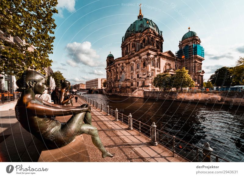 Sculptures on the Spree in Berlin: Three girls and a boy IV Berlin_Recording_2019 berlinerwasser theProjector the projectors farys Joerg farys ngo