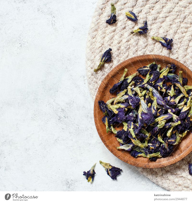 Dried blue butterfly pea flowers Vegetarian diet Tea Plate Bowl Flower Wood Natural Blue blue matcha dried flowers antioxidant Rustic food healthy Organic Trend