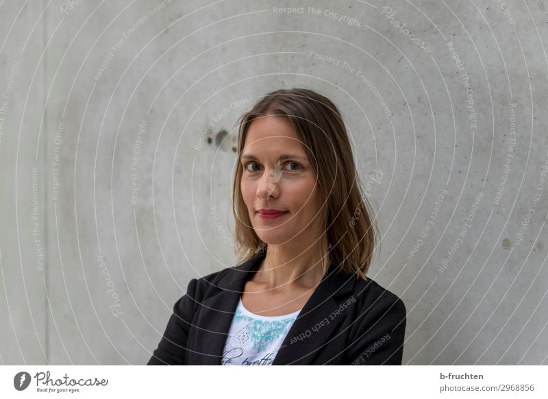 Portrait of a woman, concrete wall Hair and hairstyles Face Office work Economy Business Career Success Team Woman Adults 1 Human being 30 - 45 years Brunette