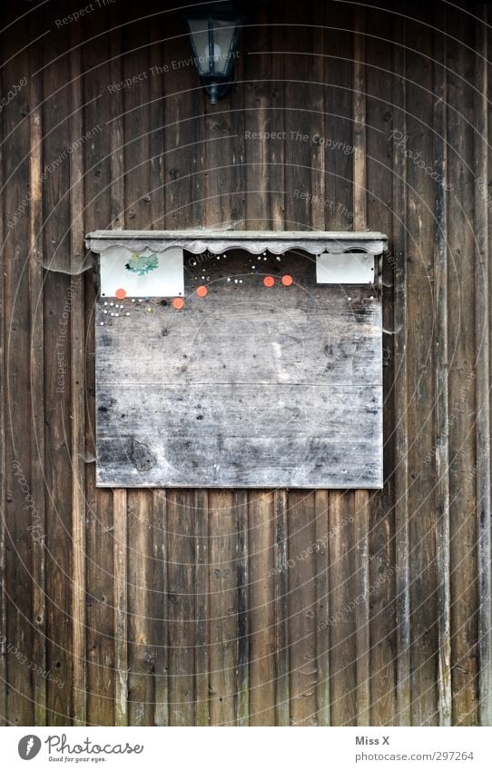 Black board Wood Brown Communicate Bulletin board Notice Stop (public transport) Inform Wooden wall Wooden board Thumbtack Empty Colour photo Subdued colour