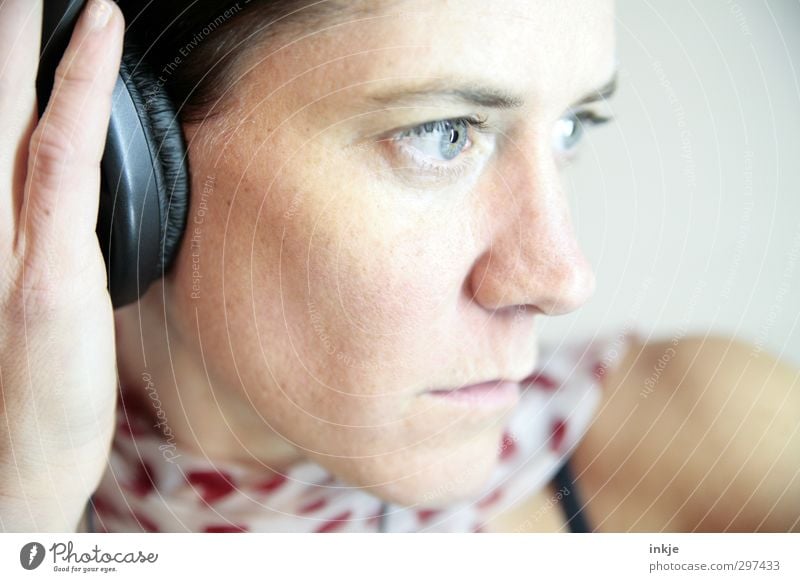 hearing Lifestyle Leisure and hobbies Music Woman Adults Face 1 Human being 30 - 45 years Listen to music Headphones Listening Emotions Moody Interest