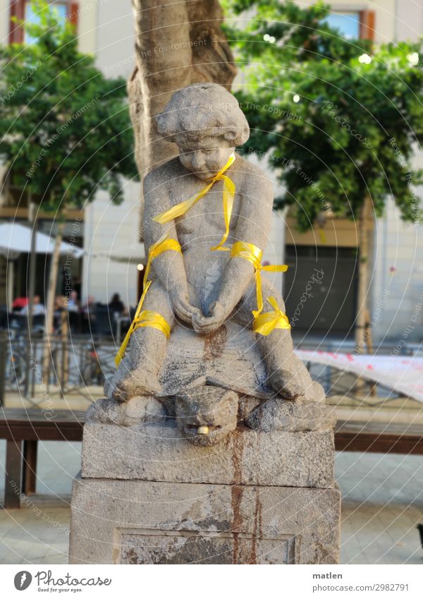 Yellow ribbons Town Old town Marketplace Wall (barrier) Wall (building) Facade Sign Bow Rebellious Brown Gray Green Statue Resist Catalonia Colour photo