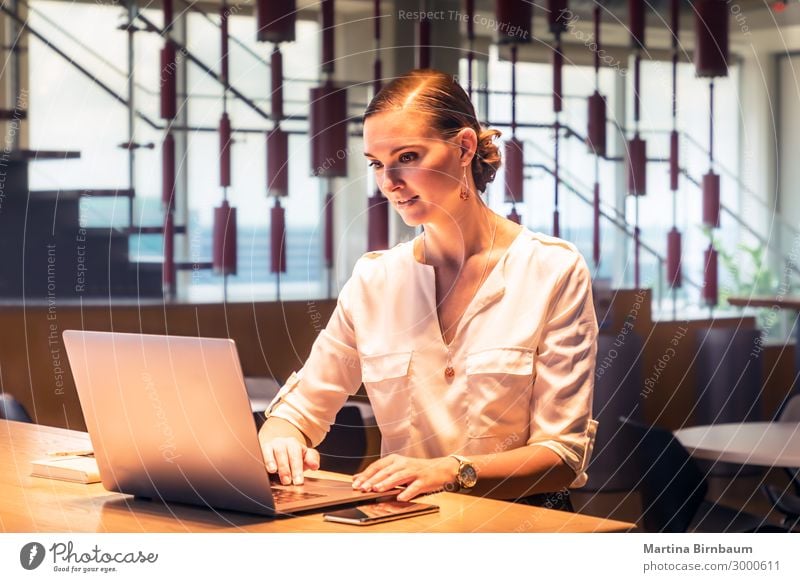 Junge Geschäftsfrau beim Tippen am Computer schön Schreibtisch Arbeit & Erwerbstätigkeit Beruf Büro Business Notebook Technik & Technologie Internet Mensch Frau