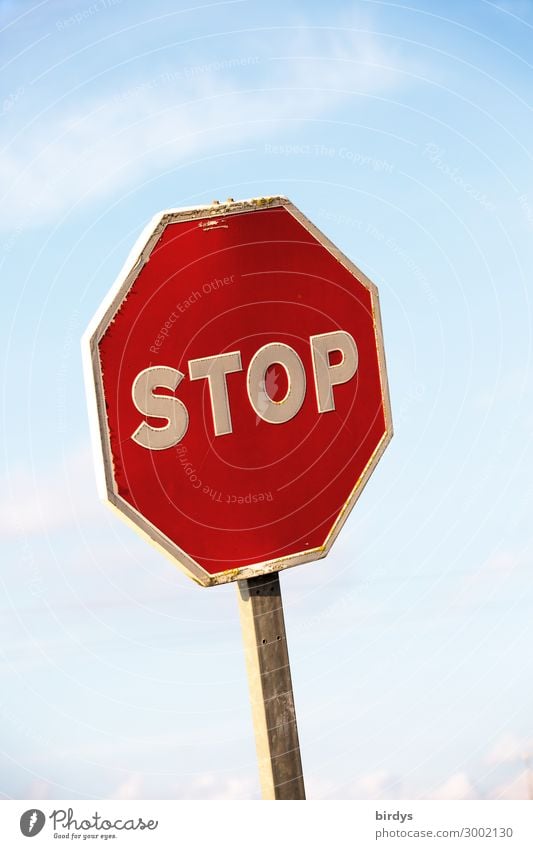 pause Sky Clouds Sunlight Beautiful weather Road sign Stop sign Sign Characters Signs and labeling Authentic Uniqueness Blue Red White Brave Desire