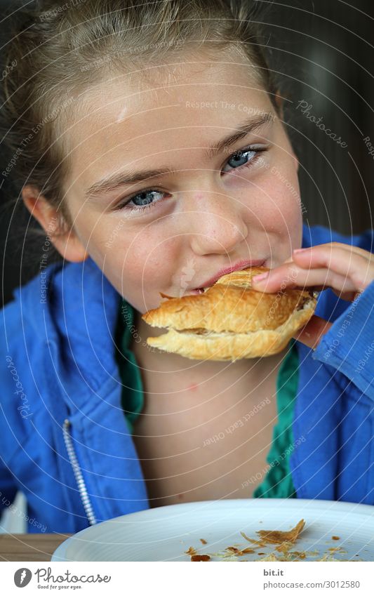 Petit déjeuner Croissant Nutrition Eating Breakfast Joy luck Joie de vivre (Vitality) holidays Looking Looking into the camera Forward Emotions Face portrait