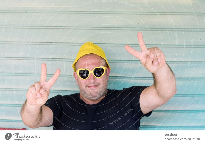 victory Man Masculine Adults Party Party goer Feasts & Celebrations Enthusiasm Joy Joie de vivre (Vitality) Optimism Cool (slang) Smiling Laughter Sunglasses