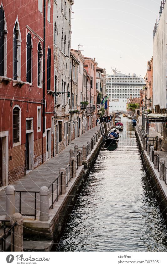 enema Port City House (Residential Structure) Wall (barrier) Wall (building) Navigation Cruise Tourism Venice Mass tourism Italy Channel Vacation & Travel