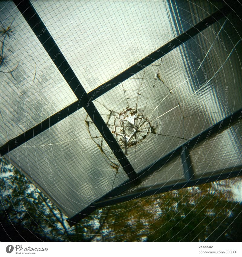 glasus Window Broken Wire Holga Entrance Long exposure Glass Window pane http://www.keasone.de