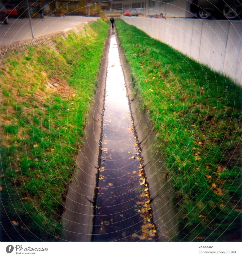 the bach Brook Concrete Grass Vignetting Medium format Reflection Holga holge Water River Sewer http://www.keasone.de