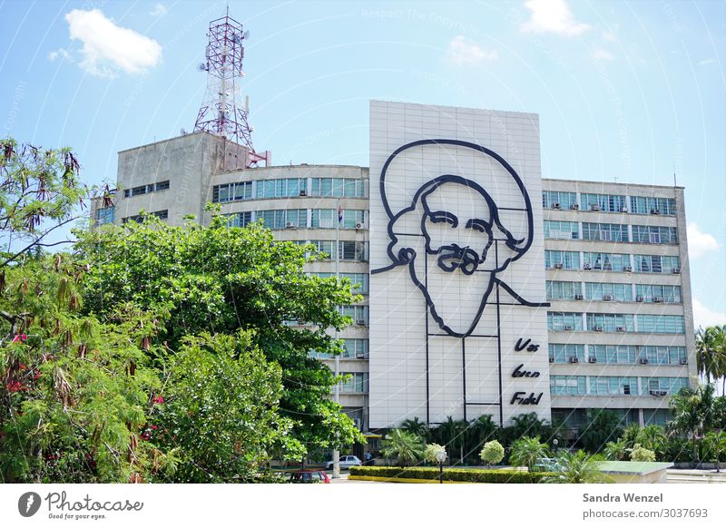 fiddle Human being Masculine Head 1 Art Work of art Sculpture Architecture Havana Cuba Places Building Tourist Attraction Landmark Monument Sign