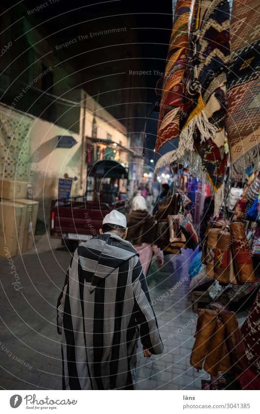 Nightlife in Marrakech Life Night life Human being Masculine Feminine Marrakesh Morocco Town House (Residential Structure) Wall (barrier) Wall (building)