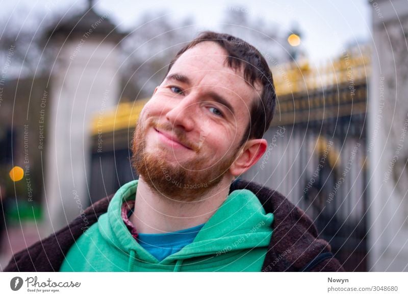 A happy tourist in front of Buckingham Palace in London, England Tourism Trip Masculine Young man Youth (Young adults) Head Facial hair 1 Human being