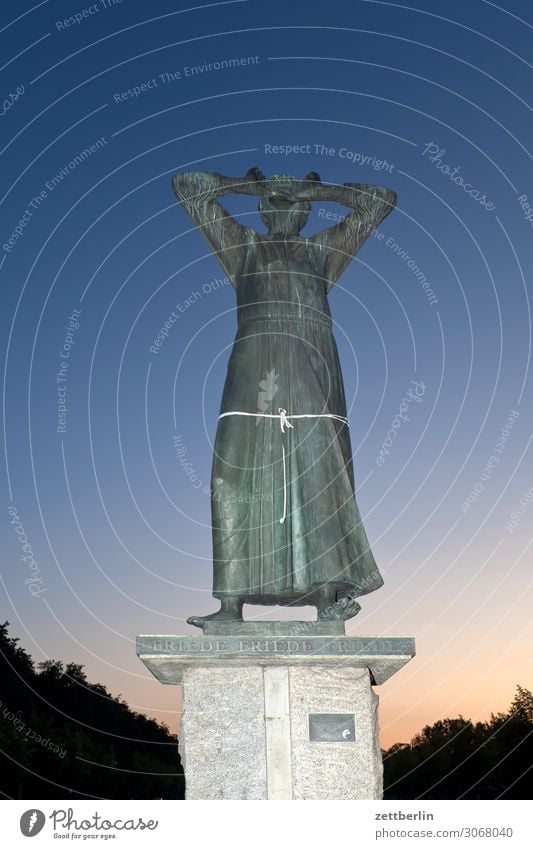 Statue on 17 June Berlin Germany Twilight Capital city Night Berlin zoo Spreebogen Straße des 17. Juni Monument Sculpture Bronze the caller gerhard marcks Art