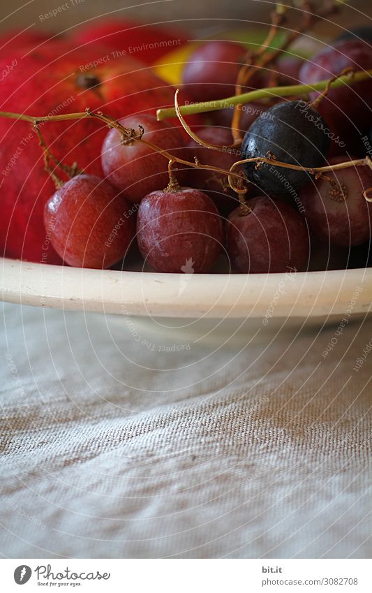 Grapes and pomegranate in a fruit bowl Fruit Nutrition Breakfast Buffet Brunch Picnic Organic produce Vegetarian diet Diet Fasting Healthy Bunch of grapes