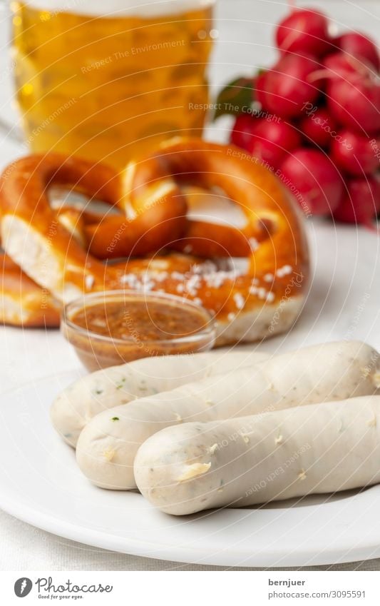 Bavarian veal sausage Sausage Vegetable Breakfast Lunch Beverage Alcoholic drinks Beer Plate Table Oktoberfest Wood White Tradition Pretzel German Meal Sweet