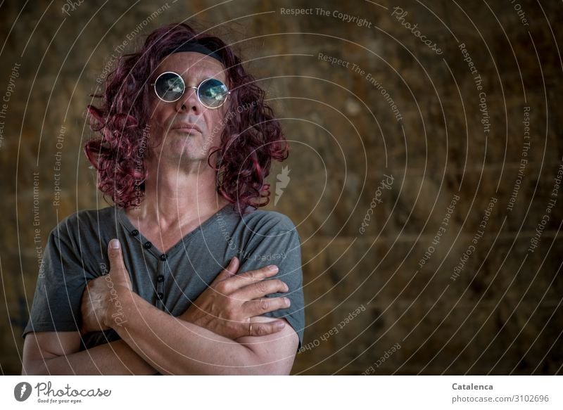 A short break | UT Dresden 18 air guitar player Musician Masculine Human being 45 - 60 years Adults Wall (barrier) Wall (building) T-shirt Sunglasses Red-haired