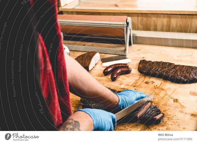 Slicing Brisket at a Barbecue Restaurant Beef meet Cut Slice slicing Eating To feed Cooking Barbecue (apparatus) Barbecue (event) BBQ Cutting tool