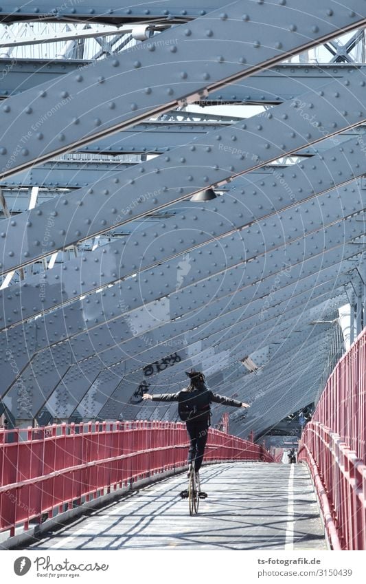 Acrobat schö-ö-ö-n on Williamsburg Bridge Cycling Human being Young man Youth (Young adults) 1 18 - 30 years Adults New York City Town Downtown